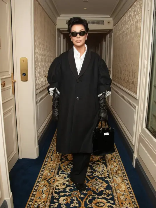 <p>Aksen coat juga menghadirkan statement tersendiri pada gaya. [Foto: Instagram/ Kris Jenner]</p>