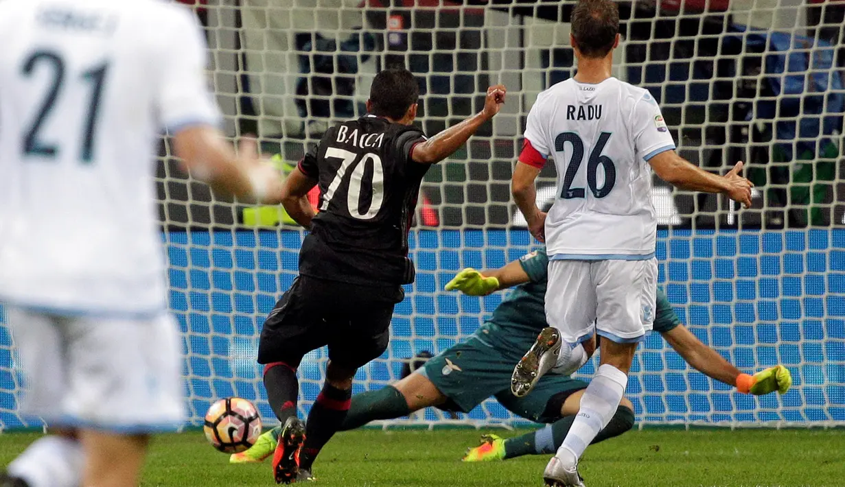 Kiper Lazio, Thomas Strakosha gagal menghalau tendangan Penyerang AC Milan, Carlos Bacca pada lanjutan liga Italia di stadion San Siro, Milan, Italia, (21/9). AC Milan menang atas Lazio dengan skor 2-0. (REUTERS/Max Rossi)