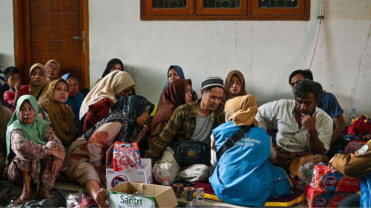 FOTO: Tangis Keluarga  Menunggu Santri Korban Musala Ambruk