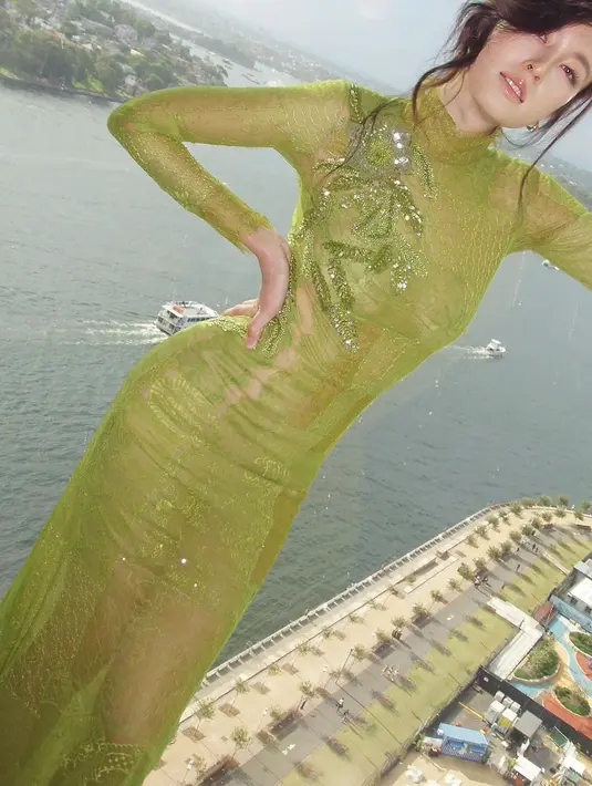 Baru-baru ini, Nong Poy hadiri acara Cartier High Jewelry di Sidney dengan pesona menawan. [@alexandul]