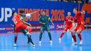Para pemain Timnas Futsal Indonesia berebut bola dengan pemain Vietnam dalam laga perempat final Piala Asia Futsal 2026 di Indonesia Arena, Senayan, Jakarta, Selasa (03/02/2026). (Bola.com/Bagaskara Lazuardi)