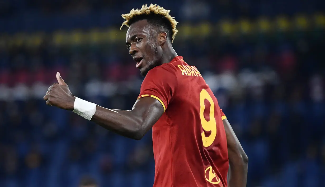 Tammy Abraham - Pemain jebolan akademi Chelsea ini terpaksa meninggalkan Stamford Bridge dan bergabung dengan AS Roma usai The Blues memulangkan Romelu Lukaku. Di klub Serie A itu sang pemain menjelma menjadi striker ganas dengan torehan 18 gol. (AFP/Filippo Monteforte)