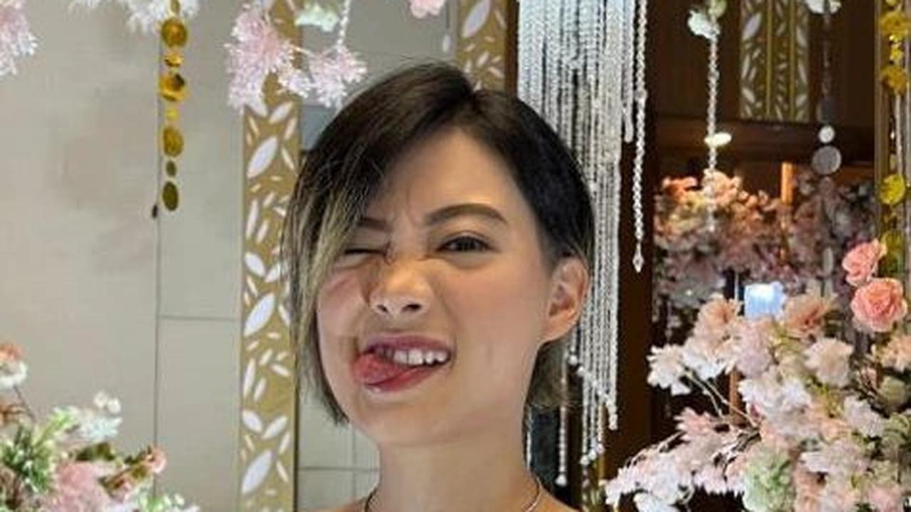 Biasa Tampil Tomboi hingga Kini Kenakan Gaun, Intip Potret Transformasi Leony 'Trio Kwek Kwek