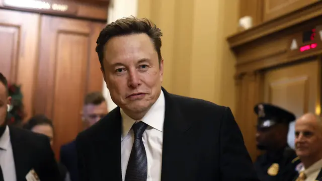 Elon Musk, CEO Tesla, Wakil Ketua Departemen Efisiensi Pemerintah (DOGE) yang baru diumumkan, tiba di Capitol Hill bersama putranya pada 05 Desember 2024 di Washington, DC.
