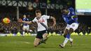 Pemain Everton, Romelu Lukaku (kanan) melepaskan tembakan saat dihalau pemain Tottenham pada lanjutan Liga Premier Inggris di Stadion Goodison Park, Liverpool, Senin(4/1/2016) dini hari WIB. (Reuters/Andrew Yates)  
