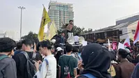 BEM UI mencoba pendekatan berbeda dalam aksi bersama sejumlah elemen mahasiswa dan masyarakat sipil di kawasan Tugu Tani, Jakarta Pusat, Selasa (20/10/2026). (Liputan6.com/Winda Nelfira)