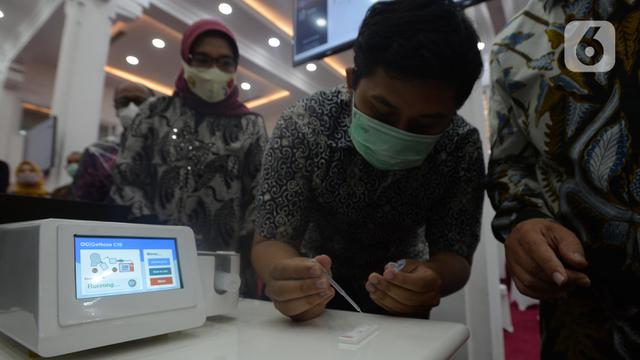 Mentristek dan Menko PMK Terima Alat Deteksi Corona Genose C-19 Buatan UGM