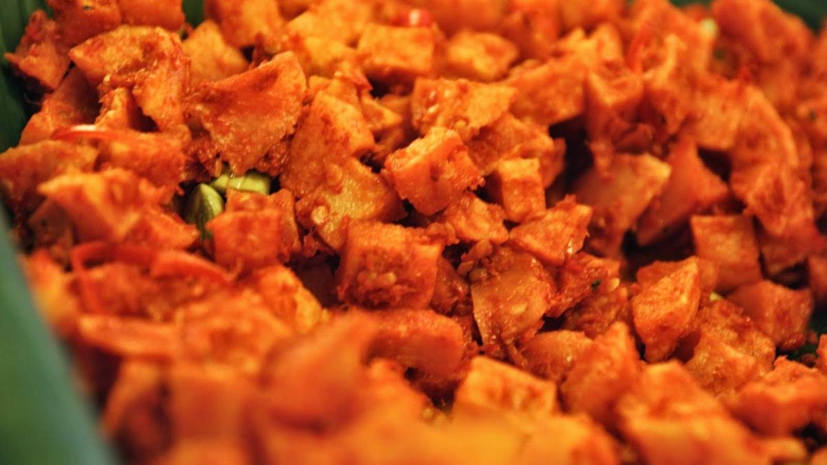 Sambal goreng kentang dengan potongan kentang renyah yang dilumuri bumbu merah pedas