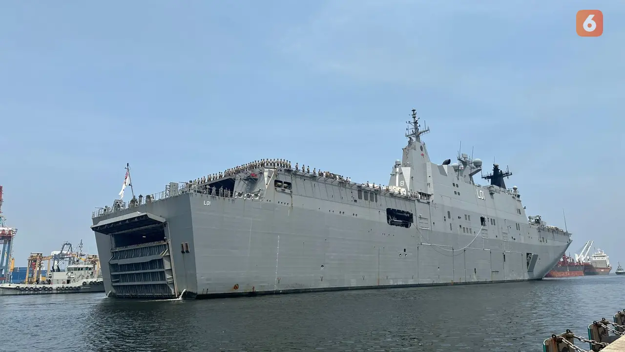 Kapal HMAS Adelaide milik Australia berlabuh di Tanjong Priok, Jakarta Utara, Selasa (19/11/2024). (Liputan6.com/Benedikta Miranti)