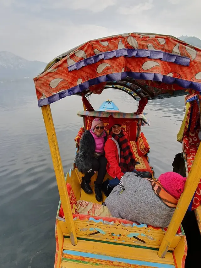 7 Momen Seru Liburan Ibu Ayu Ting Ting Ke Kashmir
