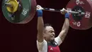 Lifter Indonesia, Suwoto Wijoyo, saat berlaga pada Asian Games di JIExpo, Jakarta, Senin, (20/8/2018). Suwoto Wijoyo berhasil menyumbang medali perunggu angkat besi putra kelas 56kg. (Bola.com/Vitalis Yogi Trisna)