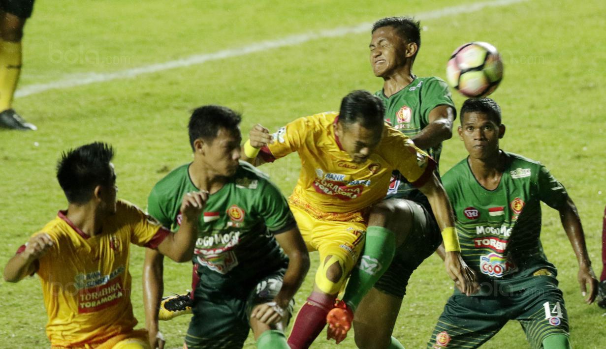 Proses terjadinya gol oleh striker Sriwijaya FC, Airlangga, ke gawang PS TNI pada laga Liga 1 Indonesia di Stadion Pakansari, Bogor, Rabu, (25/10/2017). PS TNI menang 2-1 atas Sriwijaya FC. (Bola.com/M Iqbal Ichsan)