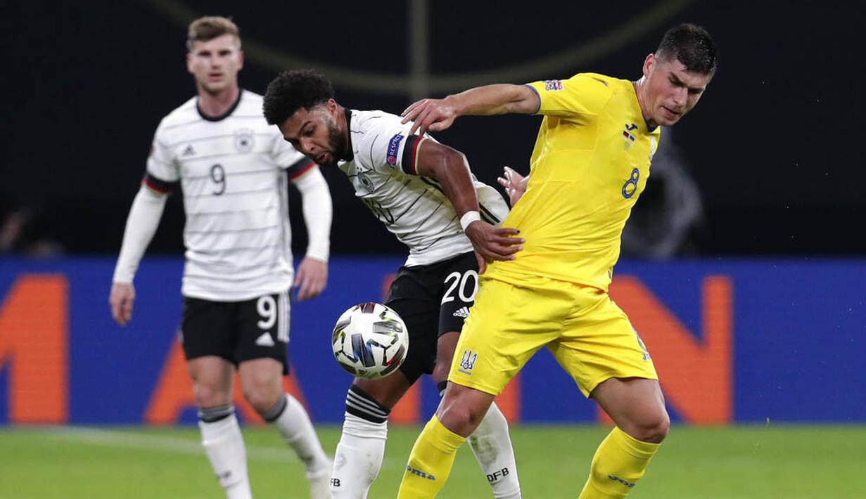Penyerang Jerman, Serge Gnabry, berebut bola dengan pemain Ukraina, Ruslan Malinowskiy pada laga UEFA Nations League di Red Bull Arena, Minggu (15/11/2020). Jerman menang dengan skor 3-1. (AP/Michael Sohn)
