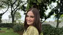 dengan aksen bordir pada bahan yang digunakan berhasil hadirkan pesona yang manis. (Foto: Instagram/ Syifa Hadju)