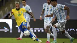 Brasil mendominasi permainan pada awal babak pertama. Peluang pertama diciptakan dari kerjasama Neymar dan Richarlison di dalam kotak pinalti ketika pertandingan berjalan 12 menit. Sayangnya bola hasil sepakannya masih dapat ditepis oleh kiper Argentina, Otamendi. (Foto: AFP/Carl De Souza)