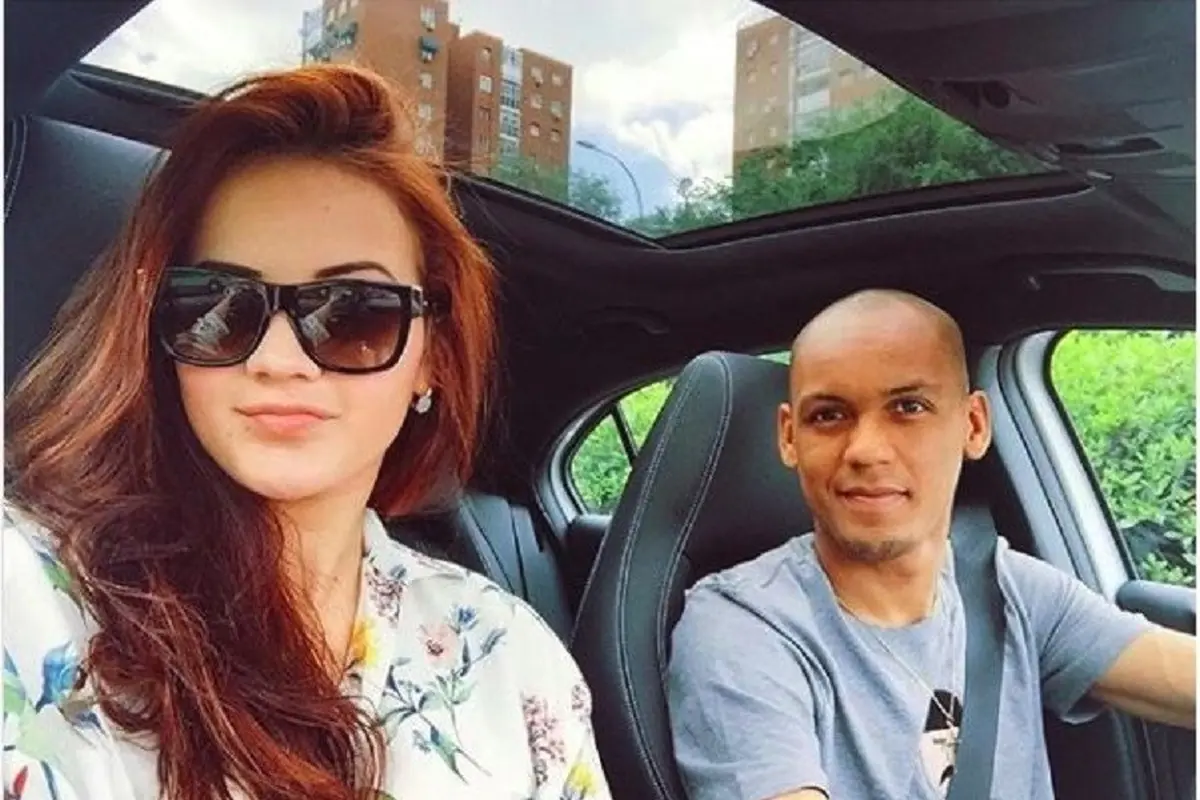 Gelandang Liverpool, Fabinho Tavares (kanan), bersama sang istri, Rebeca
