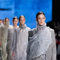 Moscow Fashion Week 2024 telah berlalu pada awal Maret tahun ini. Namun, pesona alam yang dihadirkan oleh Irmasari Joedawinata masih menyisakan kesan yang tak terlupakan. Ali Charisma, selaku Advisory Board dari Indonesian Fashion Chamber (IFC), menyatakan bahwa merek Indonesia memiliki potensi besar di pasar Rusia karena minat yang meningkat terhadap budaya, kerajinan, dan estetika desain Indonesia.  [Foto: Dokumen/IFC Bandung]