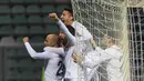 Para pemain Fiorentina merayakan gol rekannya, Borja Valero (kiri) pada lanjutan liga Italia Serie A saat melawan Sassuolo di Stadion Mapei, Reggio Emilia, Selasa (01/12/2015). (AFP Photo/Olivier Morin)