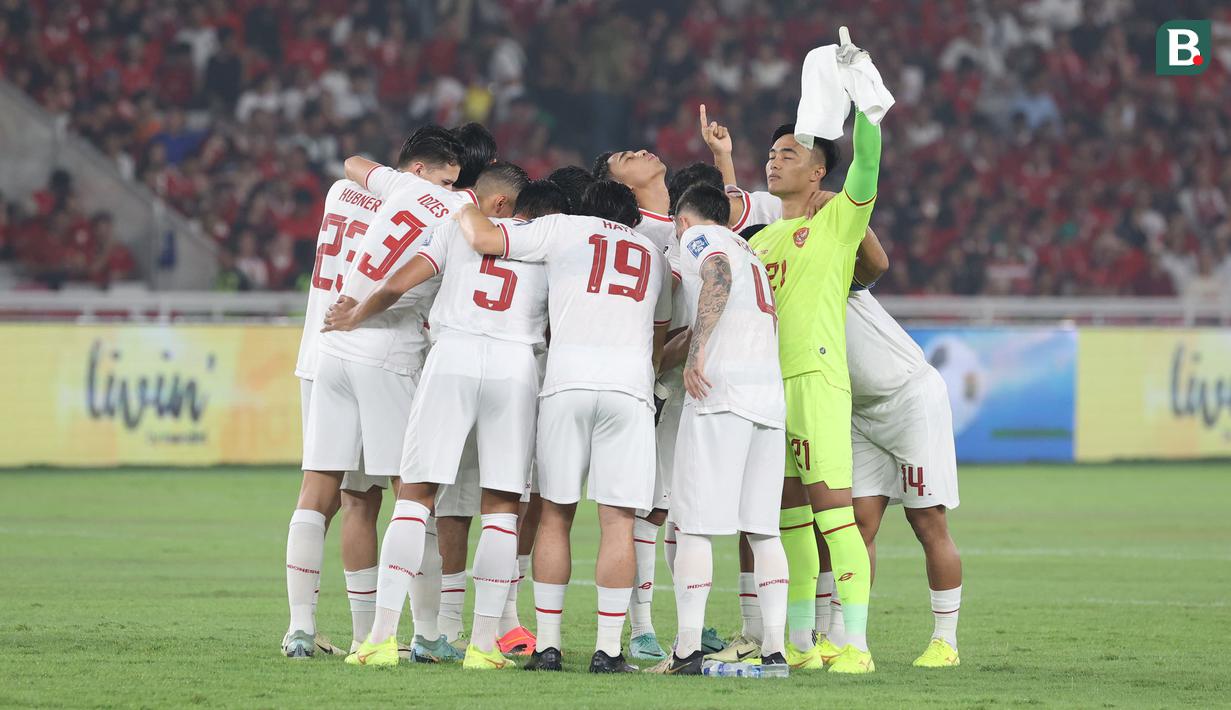 <p>Para pemain starting XI Timnas Indonesia berdoa sebelum dimulainya pada laga terakhir Grup F putaran kedua kualifikasi Piala Dunia 2026 Zona Asia di Stadion Utama Gelora Bung Karno (SUGBK) Senayan, Jakarta, Selasa (11/6/2024). (Bola.com/M Iqbal Ichsan)</p>