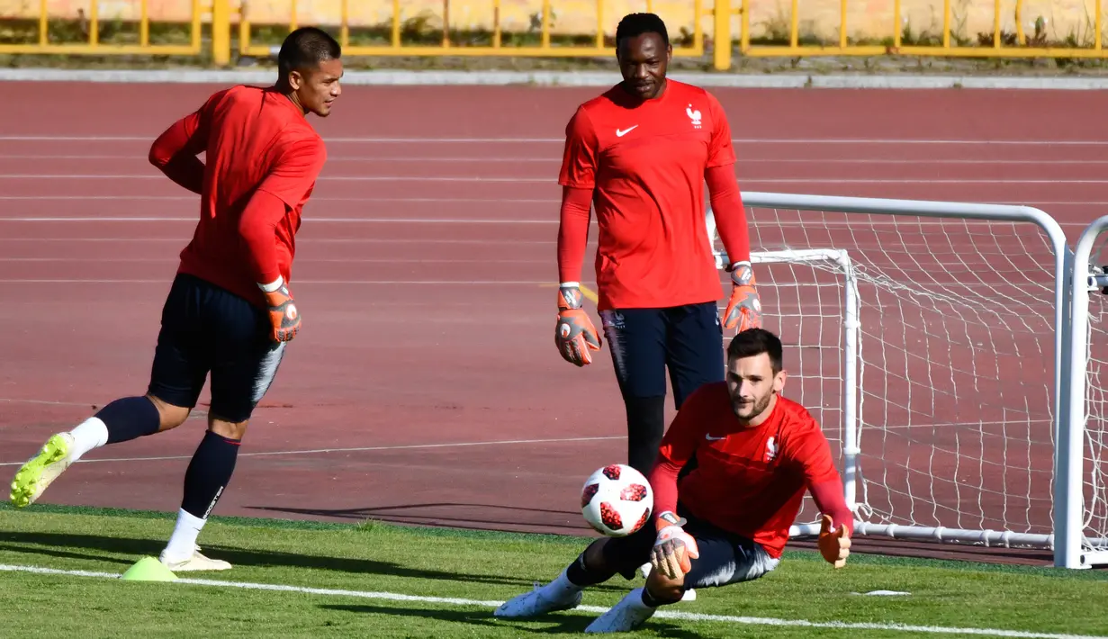 Kiper Prancis, Alphonse Areola (kiri) bersama Steve Mandanda (tengah) dan Hugo Lloris (kanan) saat sesi latihan resmi jelang melawan Argentina dalam babak 16 besar Piala Dunia 2018 di Centralny Stadium di Kazan, Rusia, Jumat (29/6). (SAEED KHAN/AFP)