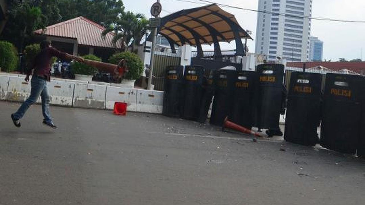 HMI terlibat bentrok dengan polisi di depan Kedubes AS