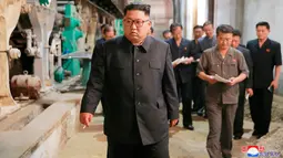 Pemimpin Korea Utara, Kim Jong-un saat meninjau Sinuiju Chemical Fiber Mill di Sinuiju, Korea Utara (2/7). (Korean Central News Agency/Korea News Service via AP)