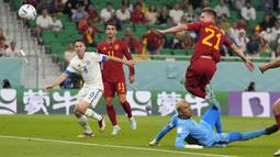 Spanyol membuka keunggulan pada menit ke-11. Gol dicetak oleh Dani Olmo yang berhasil memanfaatkan umpan terobosan Gavi untuk kemudian memenangi duel satu lawan satu dengan kiper Kosta Rika, Keylor Navas. (AP/Alessandra Tarantino)