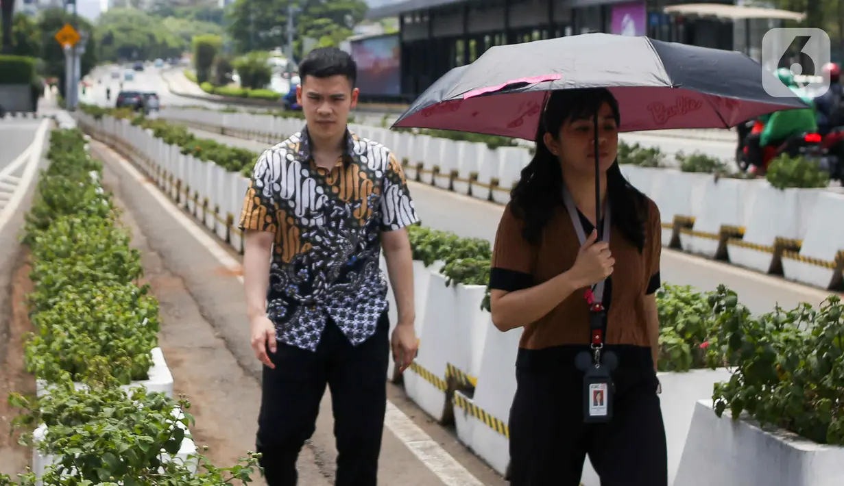 Mulai pekan lalu, cuaca panas terik mulai rutin kembali datang. Prakiraan cuaca sepekan ke depan pun didominasi cuaca cerah atau berawan. (Liputan6.com/Herman Zakharia)