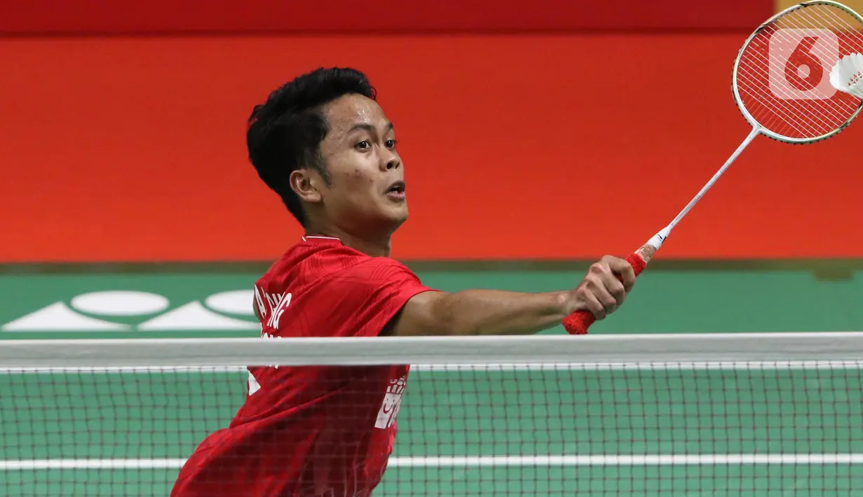 Pebulutangkis Indonesia, Anthony Sinisuka Ginting mengembalikan kok ke arah Tommy Sugiarto saat laga babak kedua tunggal putra Indonesia Masters 2020 di Istora GBK, Jakarta, Kamis (16/1/2020). Anthony Sinisuka Ginting unggul 21-16 21-15 dan melaju ke perempat final. (Liputan6.com/Helmi Fithriansyah)