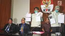 Barang bukti transfer ditunjukkan saat jumpa pers mengenai OTT di PN Jaksel, di KPK, Jakarta, Selasa (22/8). KPK menetapkan Panitera Pengganti PN Jaksel, Tarmizi, dan pengacara PT Aquamarine Divindo Inspection, Akhmad Zaini. (Liputan6.com/Helmi Afandi)