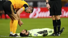 Kiper Wolverhampton Wanderers, Rui Patricio, mengalami nasib buruk saat membela timnya kontra Liverpool di pekan ke-29 Liga Inggris 2020-2021. (AP Photo/Jason Cairnduff,Pool)