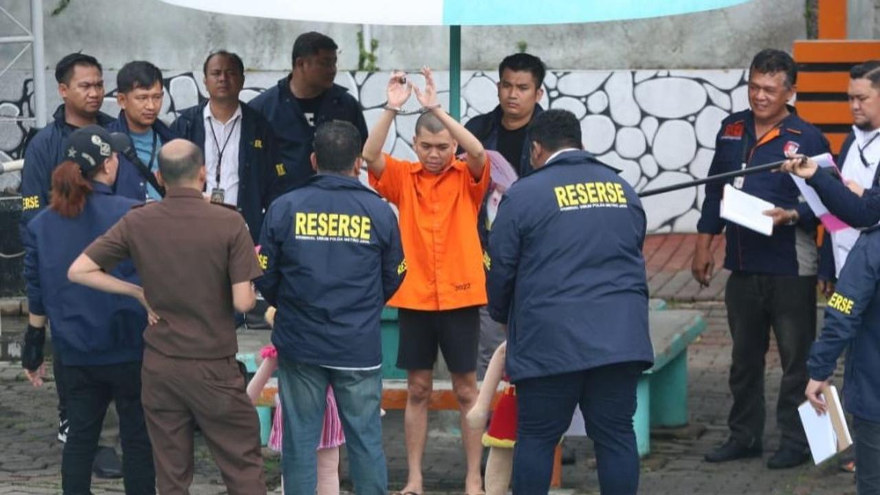 Polda Metro Jaya menggelar rekonstruksi kasus kematian anak artis Tamara Tyasmara, Dante (6)&nbsp;kolam renang Tirtamas, Pondok Kelapa, Jakarta Timur. Foto : Kapanlagi.com / Budy Santoso