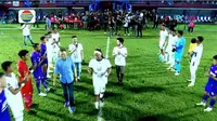 Ronaldinho mendapat guard of honor saat memperkuat Rans Nusantara di Stadion Kanjuruhan, Minggu (26/6/2022). (Tangkapan Layar Vidio)