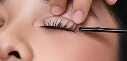 Tak perlu ke salon kecantikan, bulu mata bisa selalu on point dengan maskara lash lift di rumah (Lash Boss)