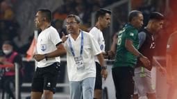Ekspresi pelatih Persebaya Surabaya, Aji Santoso (dua kiri), saat melakukan protes kepada asisten wasit dalam pertandingan pekan kelima BRI Liga 1 2023/2024 melawan Persija Jakarta yang berlangsung di SUGBK, Jakarta, Minggu (31/7/2023). (Bola.com/Ikhwan Yanuar)