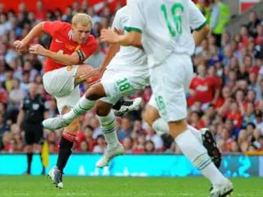 Mantan gelandang Manchester United Paul Scholes melepaskan tembakan keras yang menjadi gol saat melakoni laga testimonial versus New York Cosmos di Old Trafford, 5 Agustus 2011. AFP PHOTO/ANDREW YATES