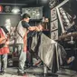 Ilustrasi salon, pangkas rambut, barbershop, bisnis/usaha kecil. (Photo by Thgusstavo Santana: https://www.pexels.com/photo/men-having-their-haircut-1813272/)