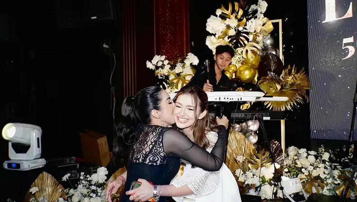 6 Potret Ultah ke-50 Ibunda Sarah Menzel di Bali, Dihadiri Ashanty dan Anang