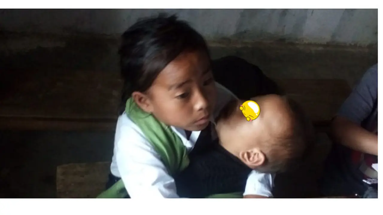 Viral Kisah Bocah SD Bawa dan Gendong Adik di Kelas, Bikin Terharu