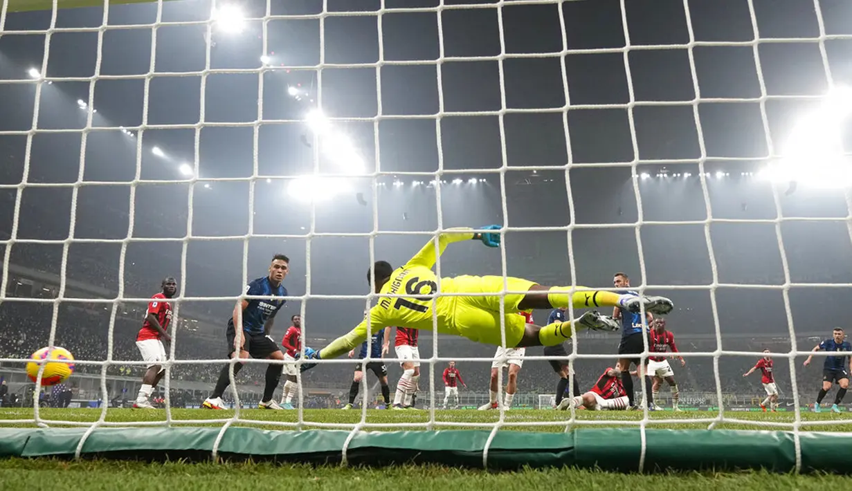 Pemain Inter Milan Ivan Perisic (kanan) mencetak gol ke gawang AC Milan pada pertandingan sepak bola Liga Italia di Stadion San Siro, Milan, Italia, 5 Februari 2022. AC Milan menang 2-1. (AP Photo/Antonio Calanni)