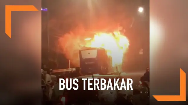 Sebuah bus Transjakarta hangus terbakar di dekat Pasar Baru, Sawah Besar, Jakarta Pusat. Peristiwa ini membuat lalu lintas di sekitar lokasi macet.