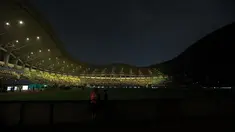 Suasana stadion Patriot Candrabhaga setelah lampu padam pada menit ke-15 saat laga uji coba antara Persija Jakarta melawan Ratchaburi FC, Minggu (25/6/2023) malam WIB. (Bola.com/M Iqbal Ichsan)