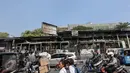 Pengendara melintas di dekat Bus Transjakarta yang terbakar di Halte UI Salemba, Jakarta, Jumat (3/7). Akibat kebakaran tersebut, Halte UI Salemba rusak ringan. (Liputan6.com/Faizal Fanani) 