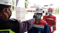 Pemeriksaan suhu tubuh bagi para karyawan Pertamina Kilang RU III Palembang (Dok. Humas Pertamina / Nefri Inge)