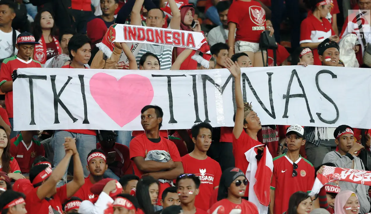 Sejumlah poster penyemangat untuk Timnas U-22 Indonesia saat bertanding melawan Malaysia dalam laga semifinal Sea Games 2017 di Stadion Shah Alam, Malaysia, Sabtu (26/8). (Liputan6.com/Faizal Fanani)