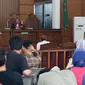 Pimpinan Jamaah Ansharut Daulah (JAD) Zainal Anshori menjalani sidang pembubaran di PN Jakarta Selatan, Selasa (24/7). JAD didakwa sebagai kelompok yang menggerakkan teror di Indonesia. (Liputan6.com/Immanuel Antonius)