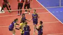 Selebrasi para pemain Jakarta Livin' Mandiri, Karsta Lowe (tengah) dkk setelah mencetak angka saat menghadapi Jakarta Popsivo Polwan pada laga seri ketiga putaran pertama PLN Mobile Proliga 2024 di GOR PSCC, Palembang, Sumatera Selatan, Sabtu (11/5/2024). Jakarta Livin' Mandiri kalah 0-3 (19-25, 21-25, 21-25). (Dok. PBVSI)