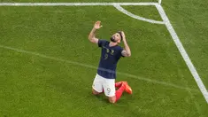 Penyerang Prancis Olivier Giroud berselebrasi setelah mencetak gol pertama timnya ke gawang Polandia pada babak 16 besar Piala Dunia 2022 di Stadion Al Thumama, Minggu (4/12/2022) malam WIB.  Olivier Giroud mencetak gol bersejarah untuk Timnas Prancis saat menang 3-1 atas Polandia. (AP Photo/Thanassis Stavrakis)