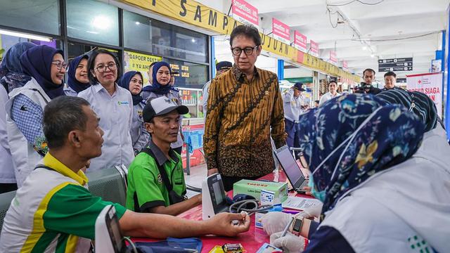 Para pengemudi dan awak bis sebelum melakukan perjalanan jauh melakukan pemeriksaan kesehatan. (Dok Kemenkes RI)