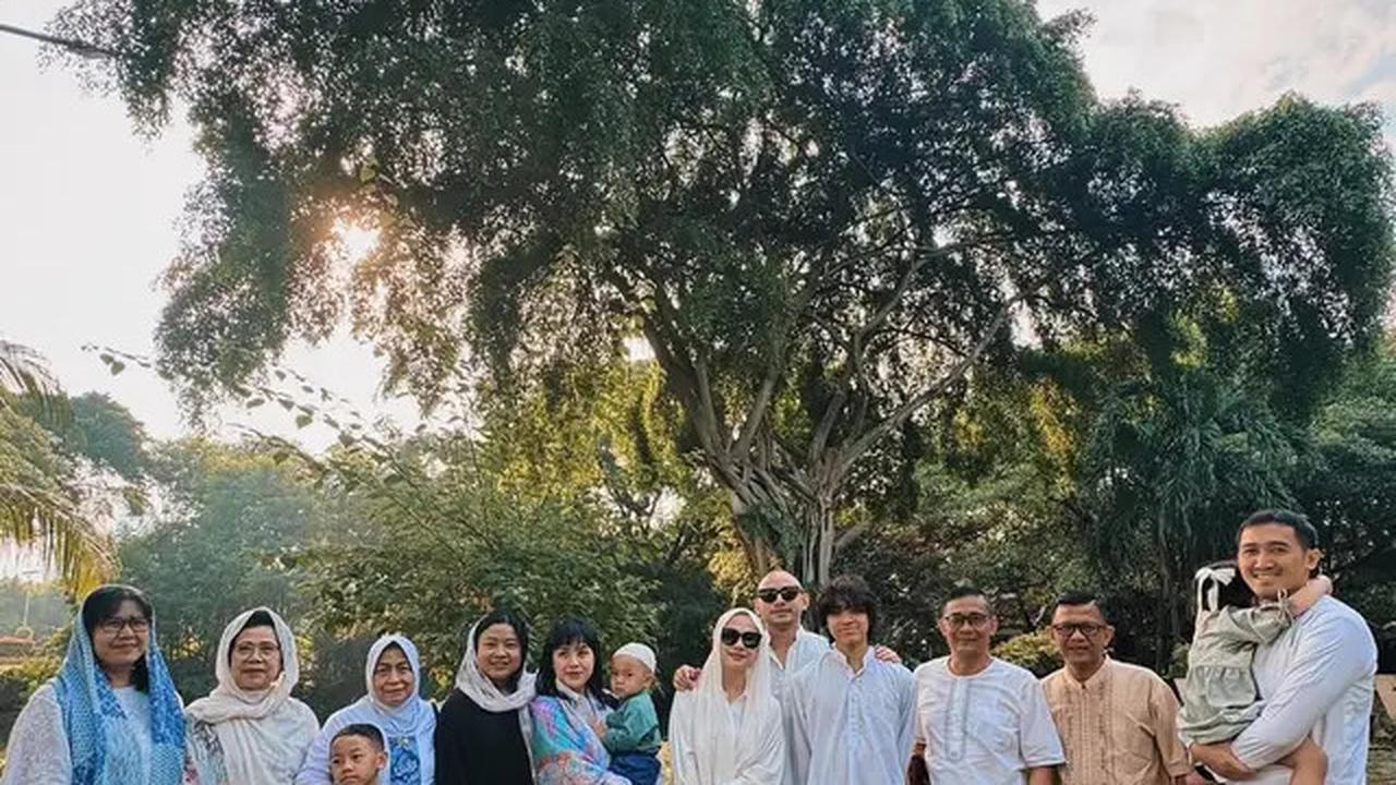 Model Sandal Jepit Keluarga BCL saat Rayakan Idul Adha 2025, Tampil Modis